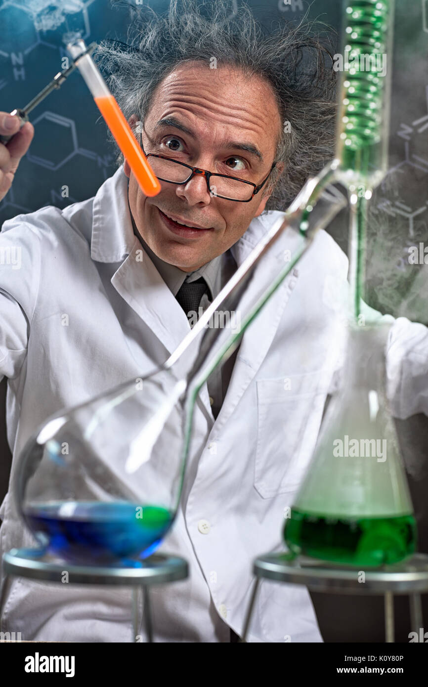 Chimiste fou faisant expérimenter en laboratoire chimique Banque D'Images