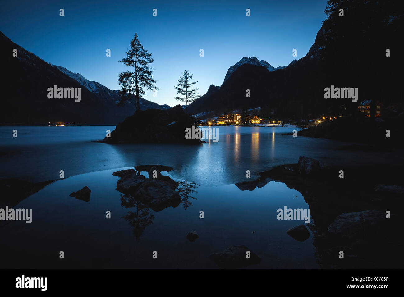 Hintersee gelés en hiver au crépuscule, Hintersee, Berchtesgaden, en Bavière, Allemagne Banque D'Images