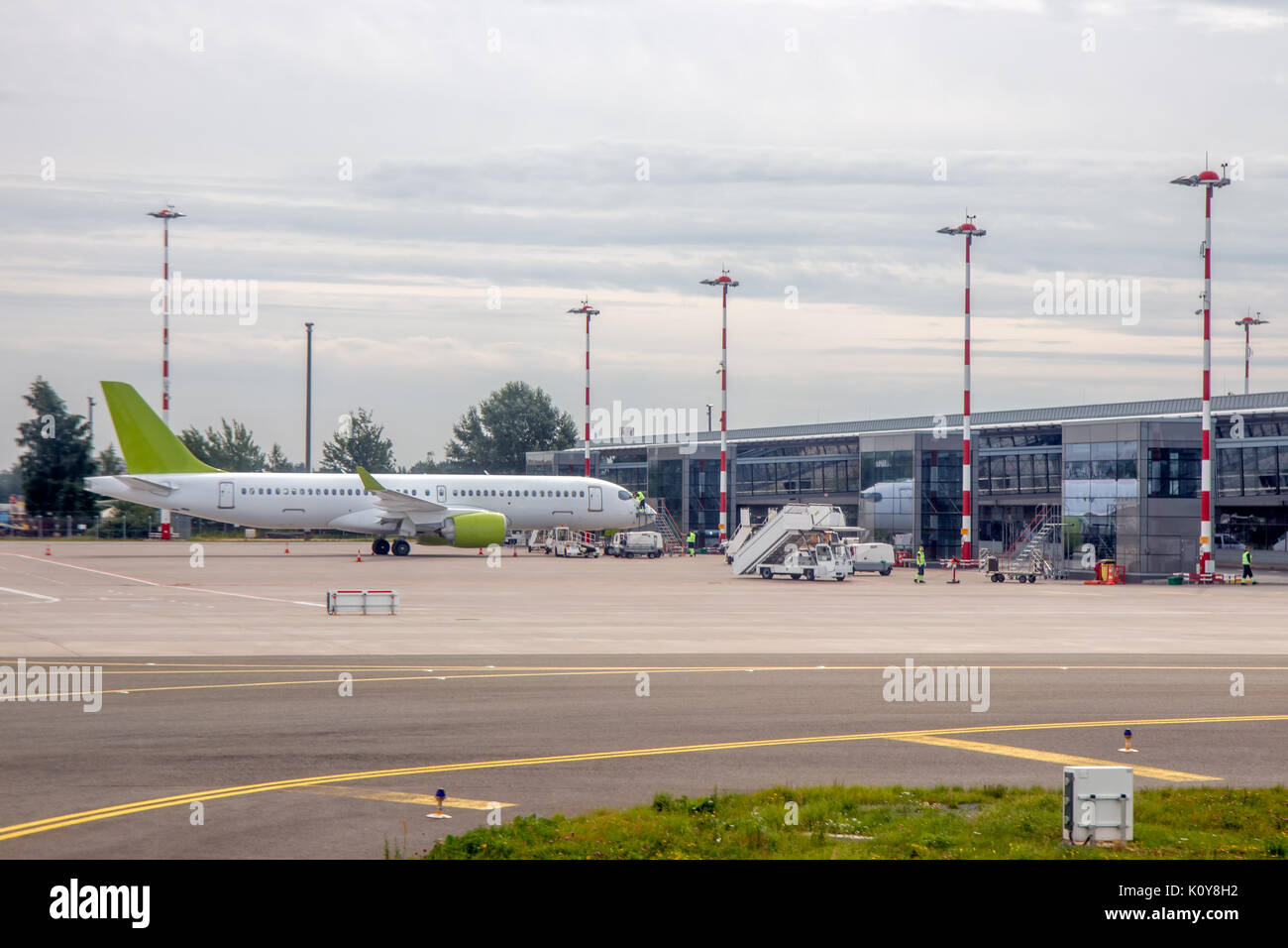 La préparation de l'avion de passagers à bord. La maintenance des aéronefs. Banque D'Images