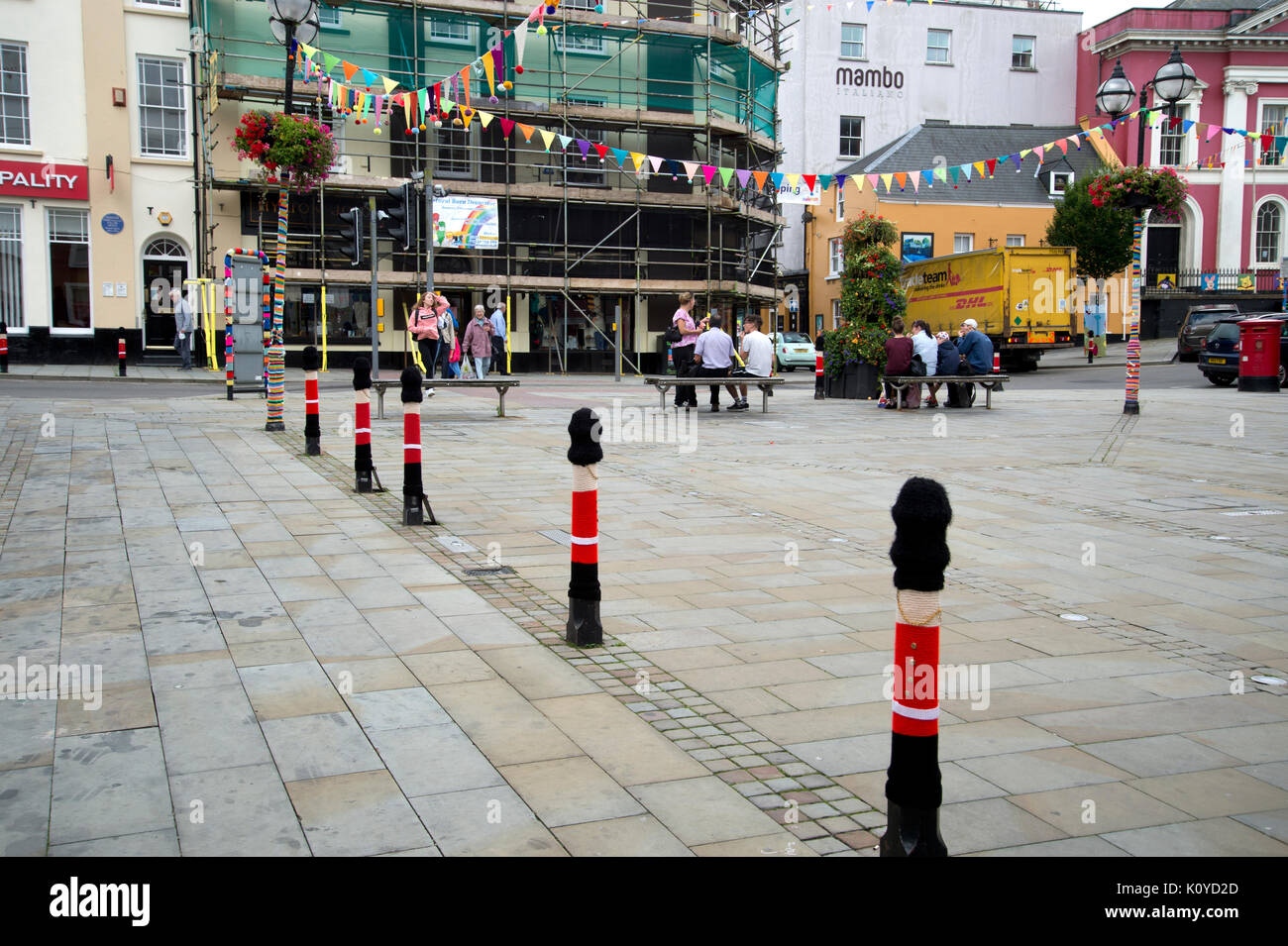 L'ouest du pays de Galles. Haverford West. Sortir la galerie d'art en plein air ...., une partie de la ville et de célébration. Gardes en tricot couvre pour street Banque D'Images