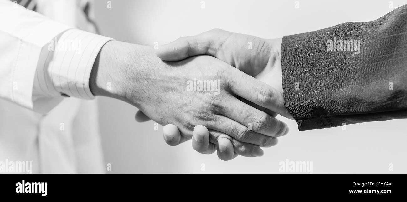 Médecin et son avocat se serrer la main , noir et blanc. Banque D'Images