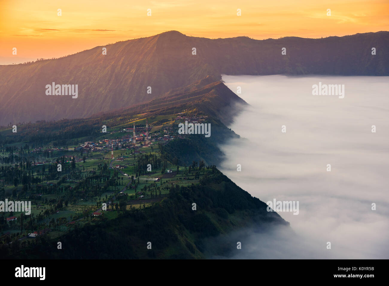 Le Mont Bromo volcan Gunung Bromo) (pendant le lever du soleil à partir de point de vue sur le mont Penanjakan. Le Mont Bromo situé dans le Parc National de Bromo Tengger Semeru, Moyen-Orient Banque D'Images