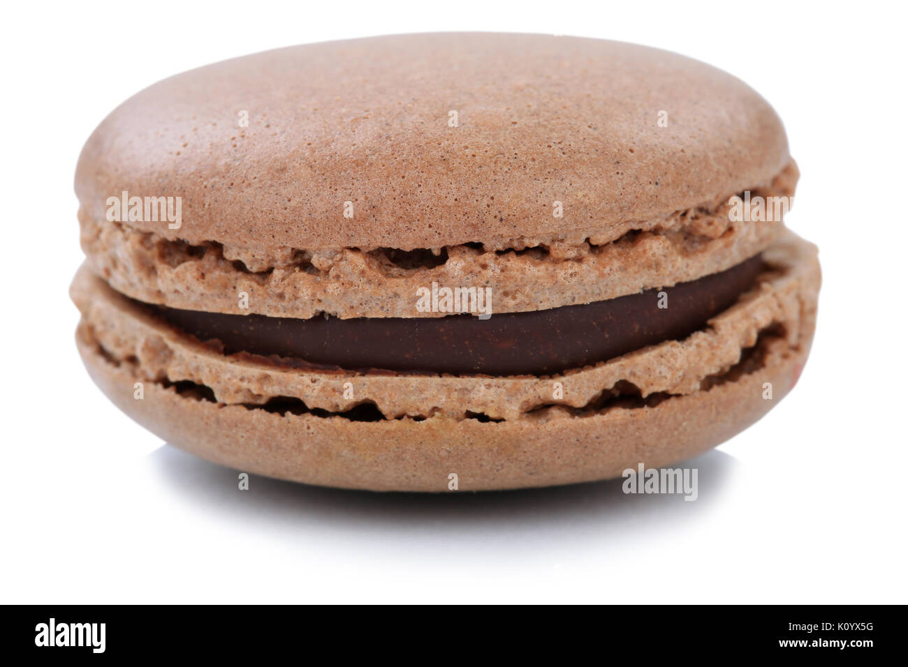 Macaron au chocolat biscuit macaron dessert de france isolé sur fond blanc Banque D'Images