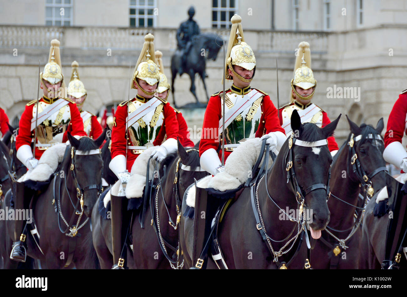 Londres, Angleterre, Royaume-Uni. Les gardiens de la vie, partie de la Household Cavalry, relève de la garde sur Horse Guards Parade Banque D'Images