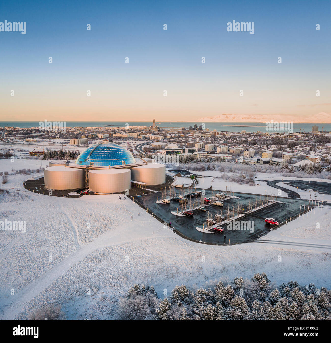 Perlan (La Perle) l'hiver, Reykjavik, Islande. Vue de drones. Banque D'Images Perlan (La Perle) l'hiver, Reykjavik, Islande. Vue de drones. Banque D'Images