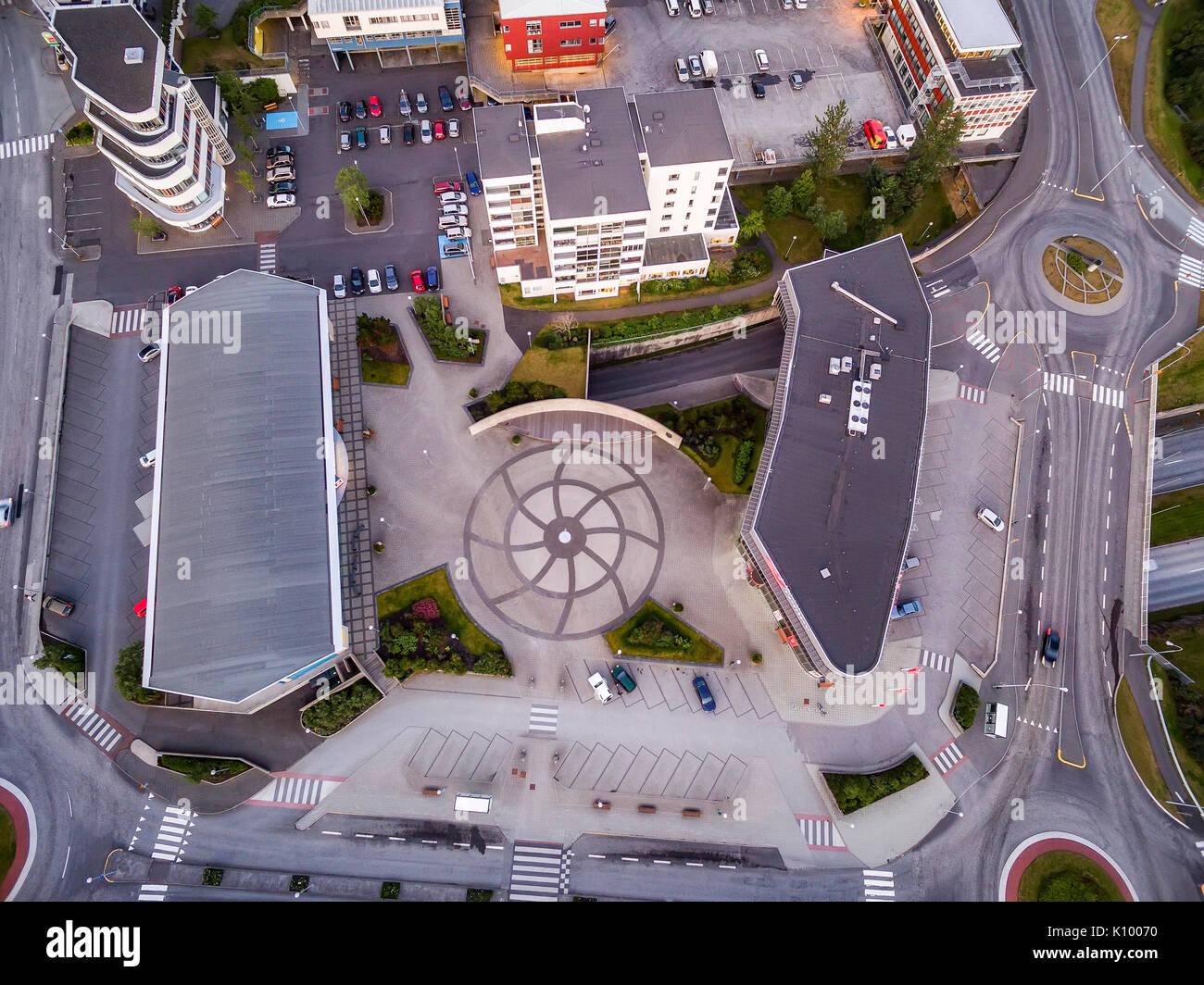 Vue d'un rond-point et les bâtiments, Hafnarfjörður, Islande, une banlieue de Reykjavik. Banque D'Images