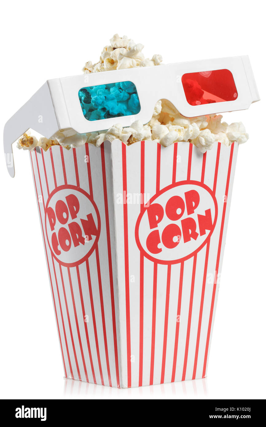 Les lunettes 3D sur le dessus d'une boîte de popcorn isolé sur fond blanc Banque D'Images