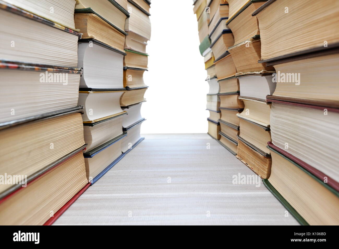 Des piles de livres faisant un couloir avec copyspace blanc en fin de Banque D'Images