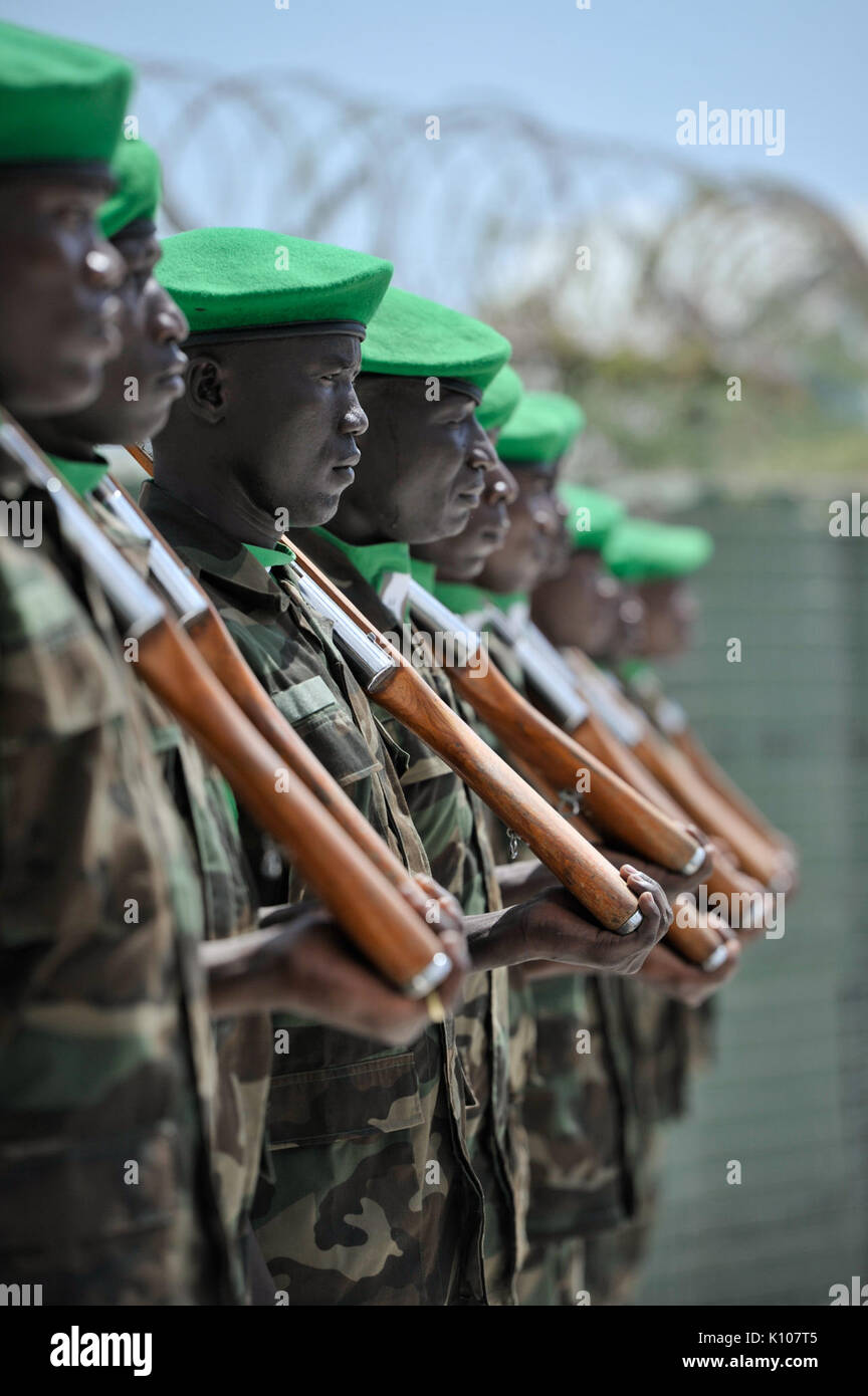 Des soldats de l'Union africaine en attente d'une garde d'honneur comme nouveau commandant de la Force de l'AMISOM, le général Silas Ntigurirwa, aujourd'hui prend le commandement de la Mission de l'Union africaine en Somalie le 16 décembre. L'ONU de l'UA (11401850815) PHOTO IST Banque D'Images