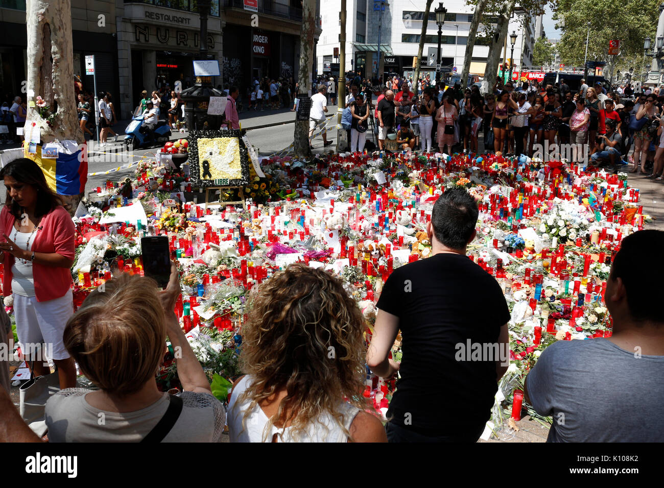 Barcelone/Espagne - 21 août 2017 : les gens réunis sur la Rambla de Barcelone, où 17 août 2017 a été une attaque terroriste, donnant hommage à la mort d'au moins 15 victimes et plus de 120 blessés Banque D'Images