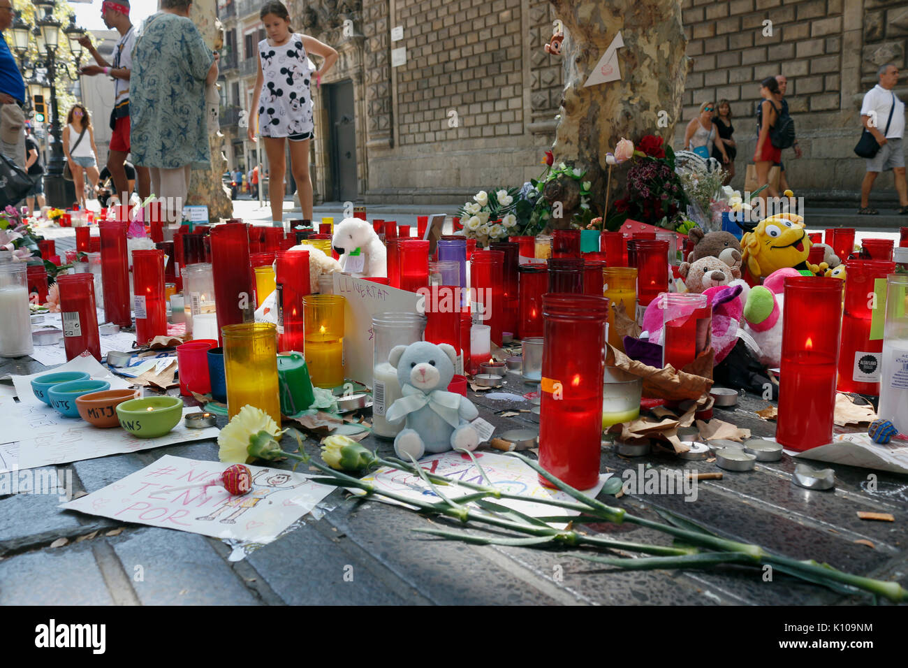 Barcelone/Espagne - 21 août 2017 : les gens réunis sur la Rambla de Barcelone, où 17 août 2017 a été une attaque terroriste, donnant hommage à la mort d'au moins 15 victimes et plus de 120 blessés Banque D'Images