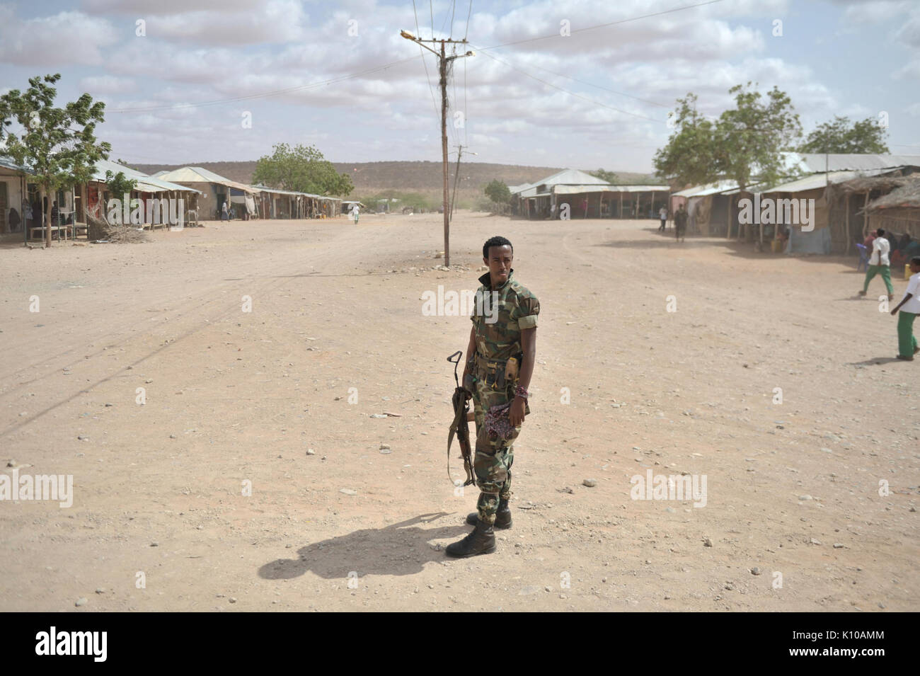 Un soldat éthiopien, une partie de la Mission de l'Union africaine en Somalie, se dresse sur l'une des principales routes de la ville de Garbaharey. L'AMISOM Commandant adjoint de la Force, le Major Général Geoffrey Baraba Muheesi, et du secteur (14474593845) Banque D'Images