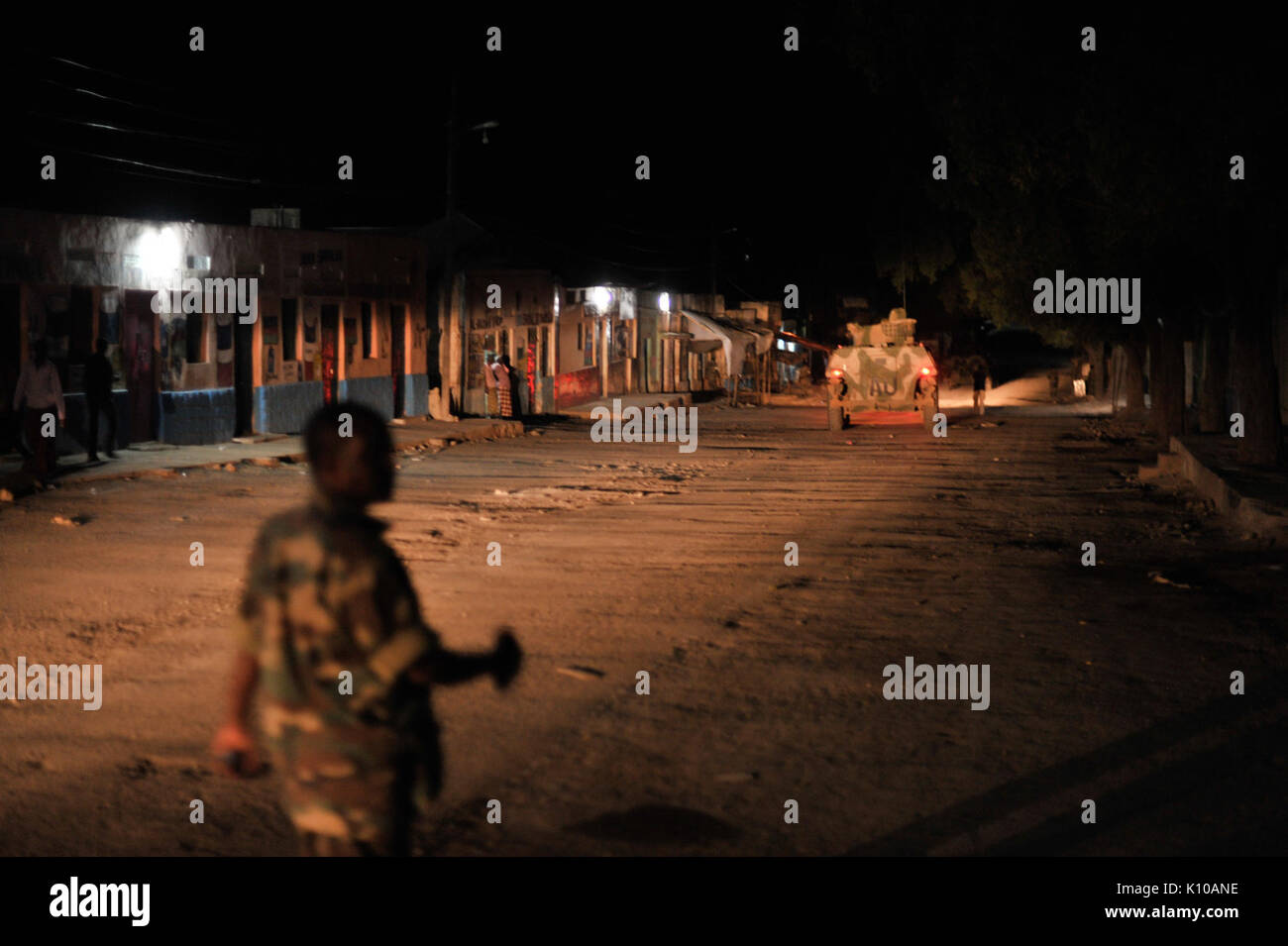 Un soldat éthiopien, dans le cadre de la Mission de l'Union africaine en Somalie, promenades à travers à Baidoa, en Somalie, le 22 juin au cours d'une patrouille de nuit dans la ville. Photo de l'AMISOM Tobin Jones (14332233820) Banque D'Images