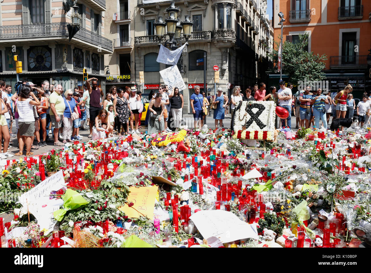 Barcelone/Espagne - 21 août 2017 : les gens réunis sur la Rambla de Barcelone, où 17 août 2017 a été une attaque terroriste, donnant hommage à la mort d'au moins 15 victimes et plus de 120 blessés Banque D'Images