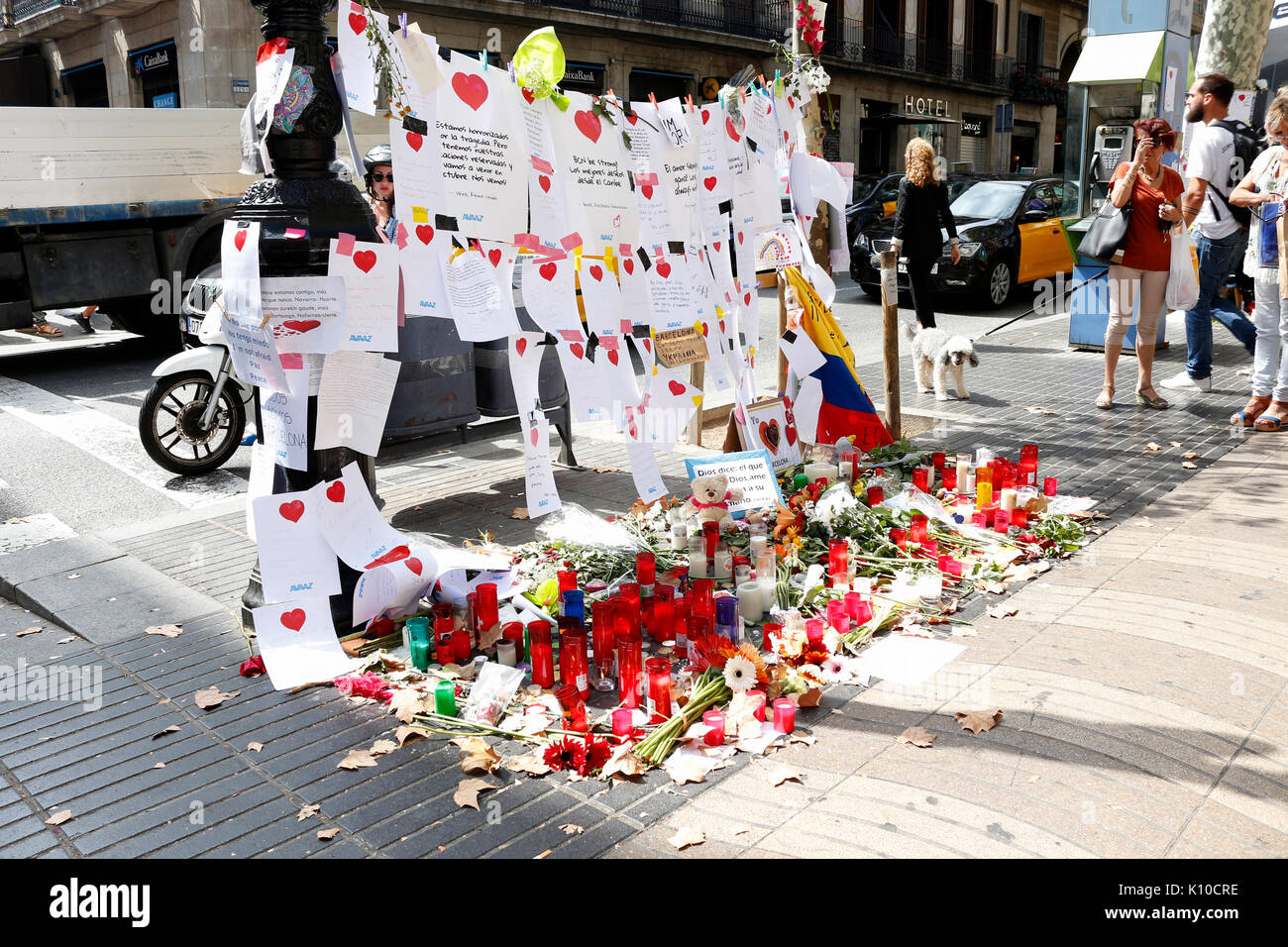 Barcelone/Espagne - 21 août 2017 : les gens réunis sur la Rambla de Barcelone, où 17 août 2017 a été une attaque terroriste, donnant hommage à la mort d'au moins 15 victimes et plus de 120 blessés Banque D'Images