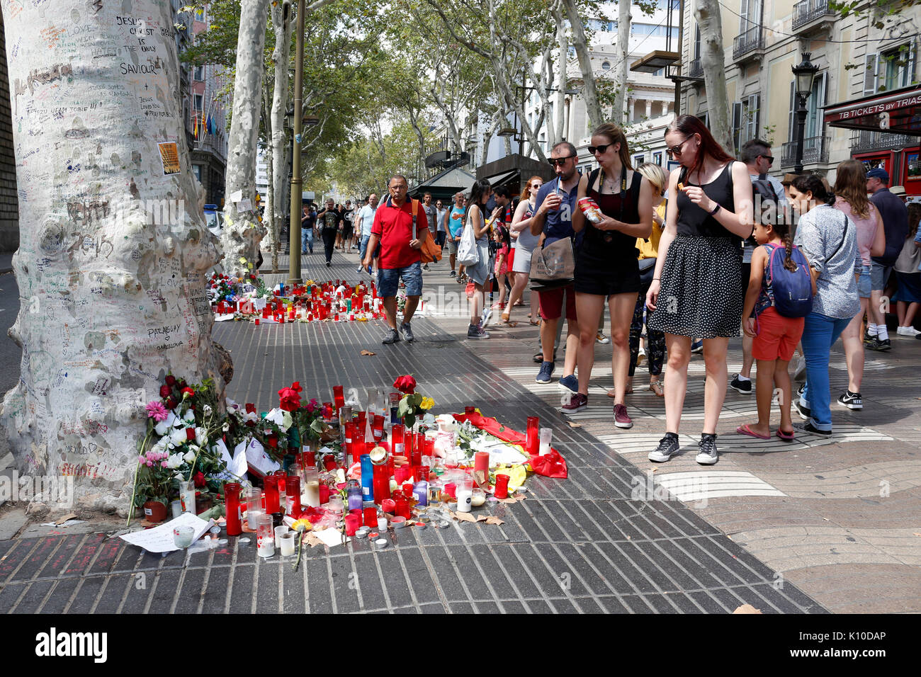 Barcelone/Espagne - 21 août 2017 : les gens réunis sur la Rambla de Barcelone, où 17 août 2017 a été une attaque terroriste, donnant hommage à la mort d'au moins 15 victimes et plus de 120 blessés Banque D'Images