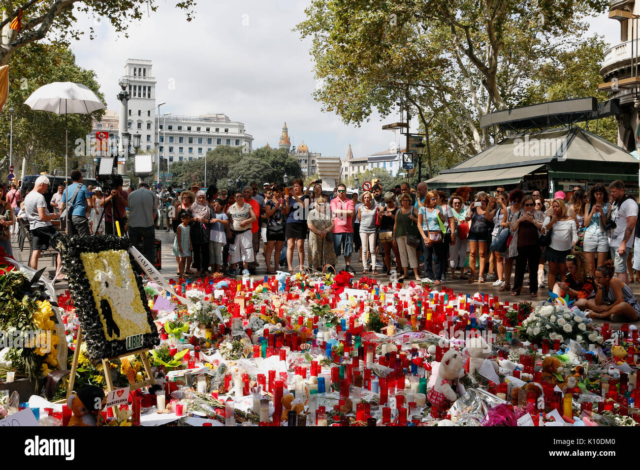 Barcelone/Espagne - 21 août 2017 : les gens réunis sur la Rambla de Barcelone, où 17 août 2017 a été une attaque terroriste, donnant hommage à la mort d'au moins 15 victimes et plus de 120 blessés Banque D'Images