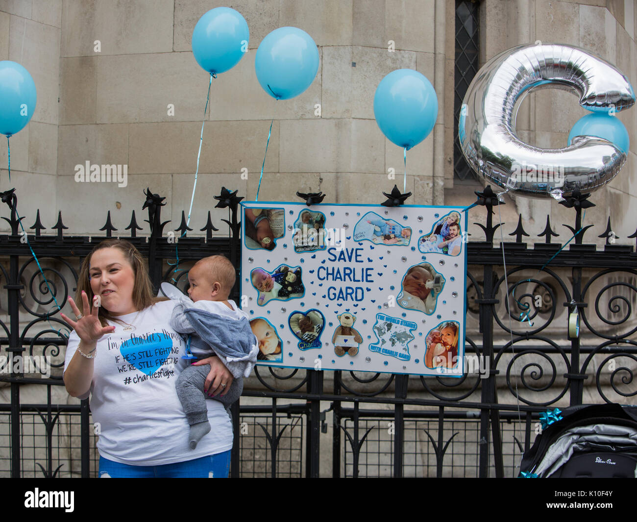 Les parents de Charlie Gard, Connie Yates et Chris Gard, arrivant à la Haute Cour , où de nouveaux éléments de preuve dans le cas de malades en phase terminale Charlie bébé Gard sera entendu. Avec : Atmosphère, voir Où : London, England, United Kingdom Quand : 24 juillet 2017 : Crédit Wheatley/WENN Banque D'Images