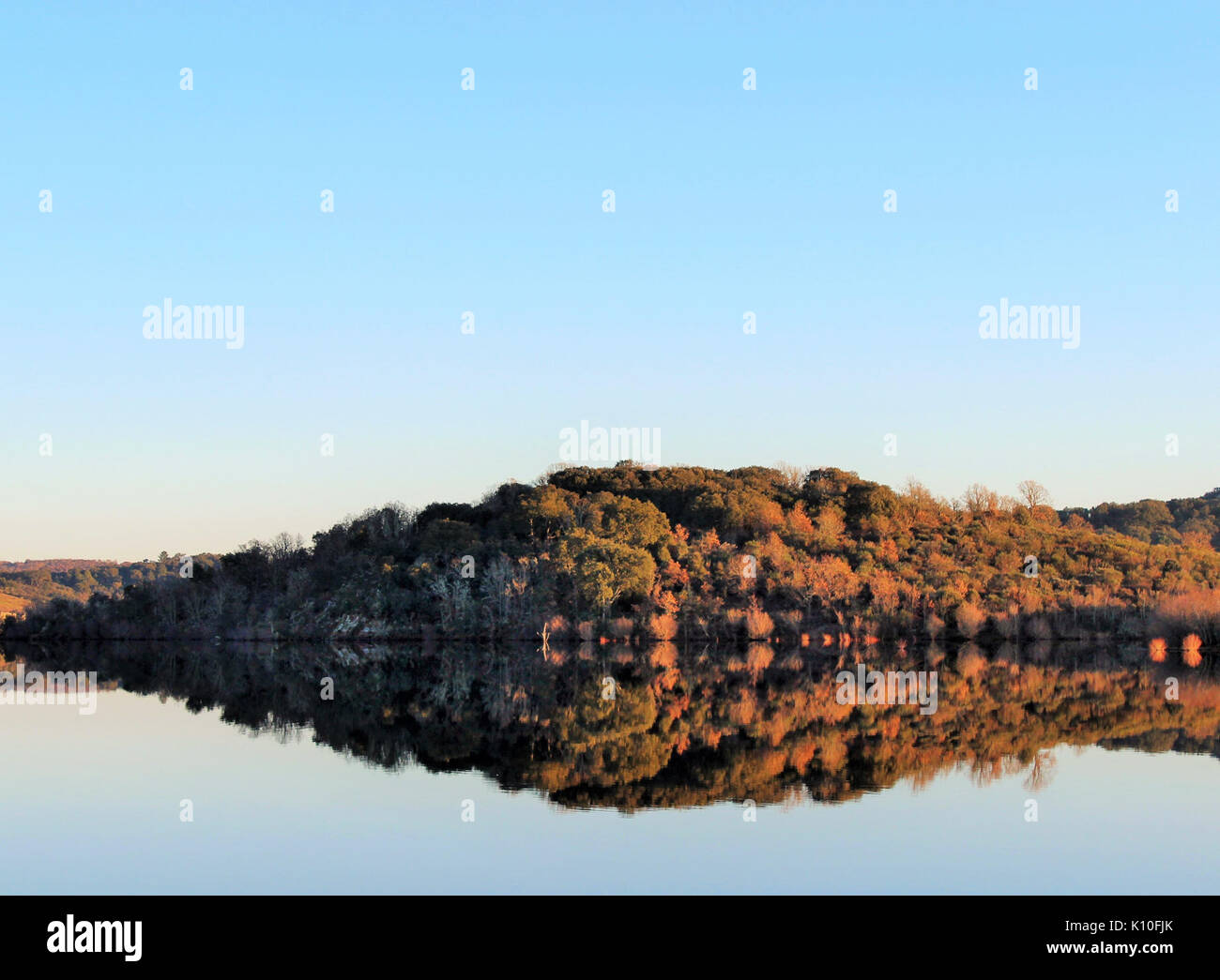 Albufeira do Azibo, situé dans la partie nord du Portugal, est un réservoir pittoresque entouré de verdure luxuriante et de collines. Il offre un environnement paisible, parfait pour les activités de plein air et l'exploration de la nature. Banque D'Images