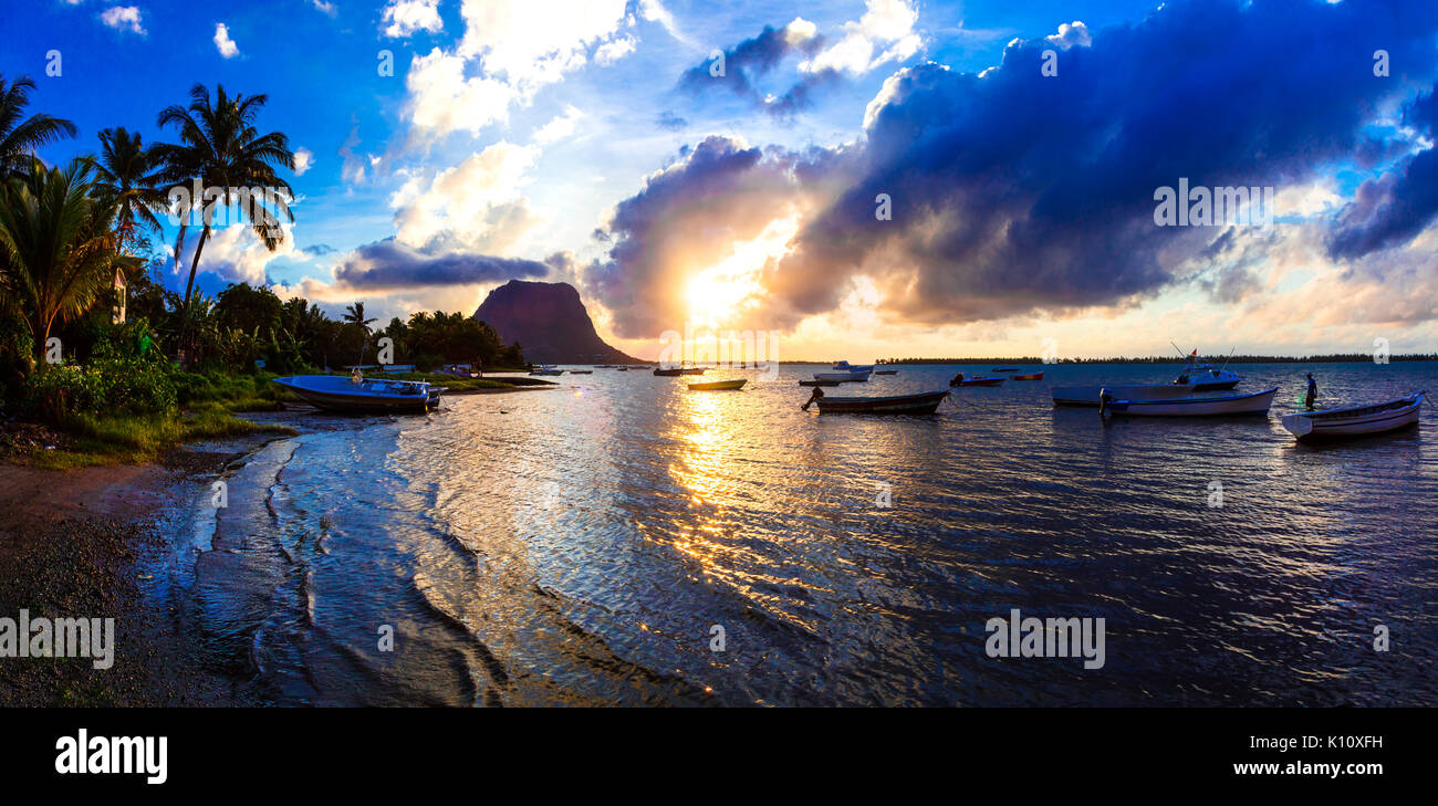 Belle plage le morne au coucher du soleil,l'île Maurice. Banque D'Images