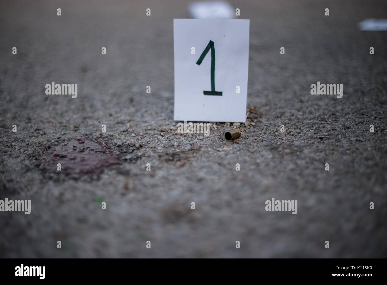 La scène du crime, le meurtre, l'enquête, les manches des coups de servir de preuve, l'enquête est terminée, l'expert prend la capsule des forceps et placés dans Banque D'Images