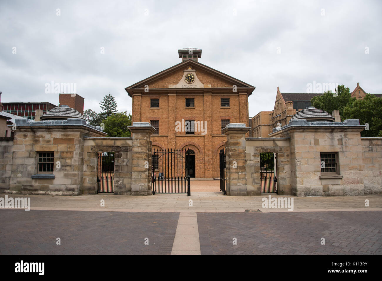 SYDNEY, NSW, Australie-novembre 19,2016 : Hyde Park Barracks Museum composé avec gate sous un ciel nuageux à Sydney, Australie. Banque D'Images