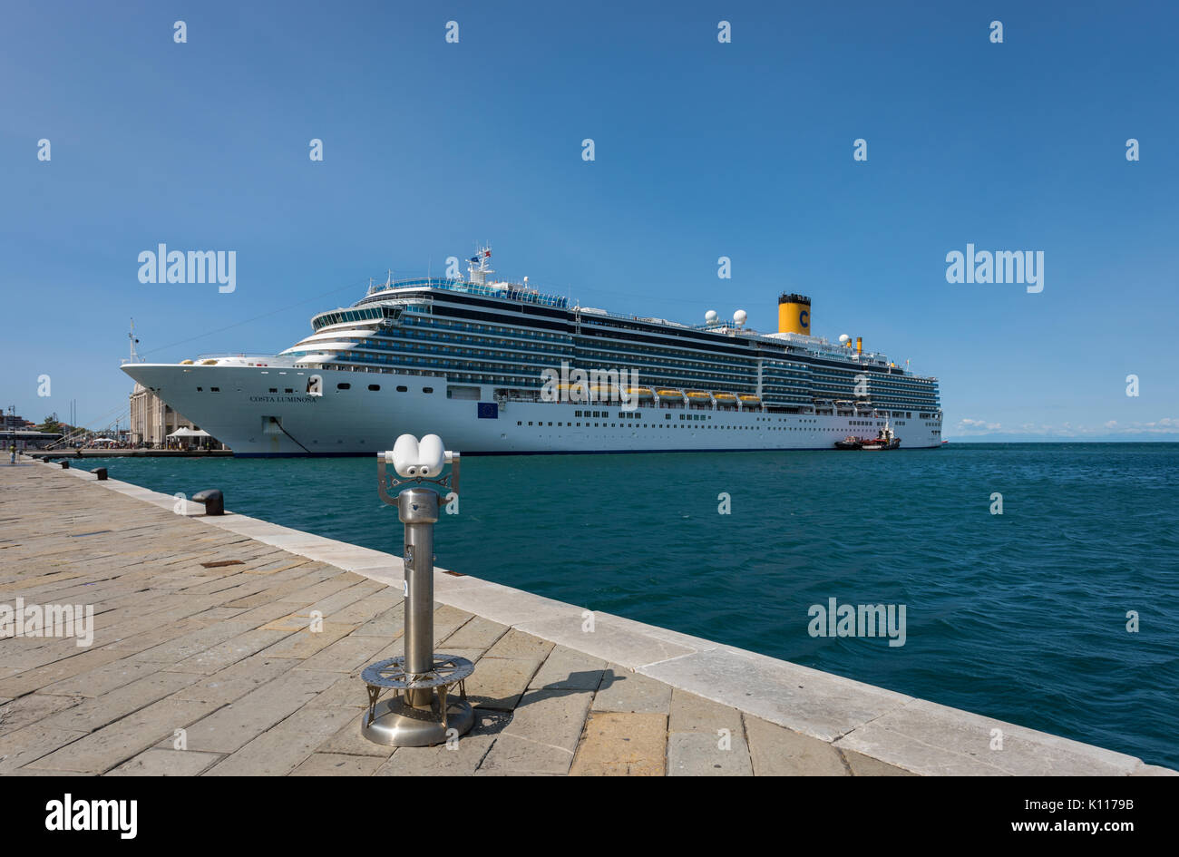 Navire de croisière de luxe Costa Luminosa amarré au port de Trieste, Frioul-Vénétie Julienne, Italie Banque D'Images