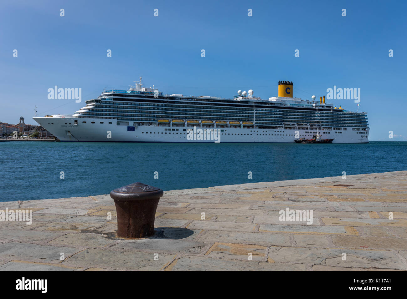 Navire de croisière de luxe Costa Luminosa amarré au port de Trieste, Frioul-Vénétie Julienne, Italie Banque D'Images