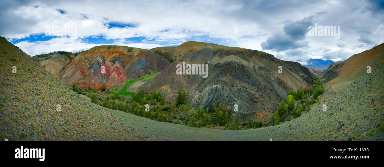 Les affleurements de roches rouges dans la vallée de l'Kyzyl-menton flux. Vue sur la montagne de l'Altaï. La Sibérie, Russie Banque D'Images