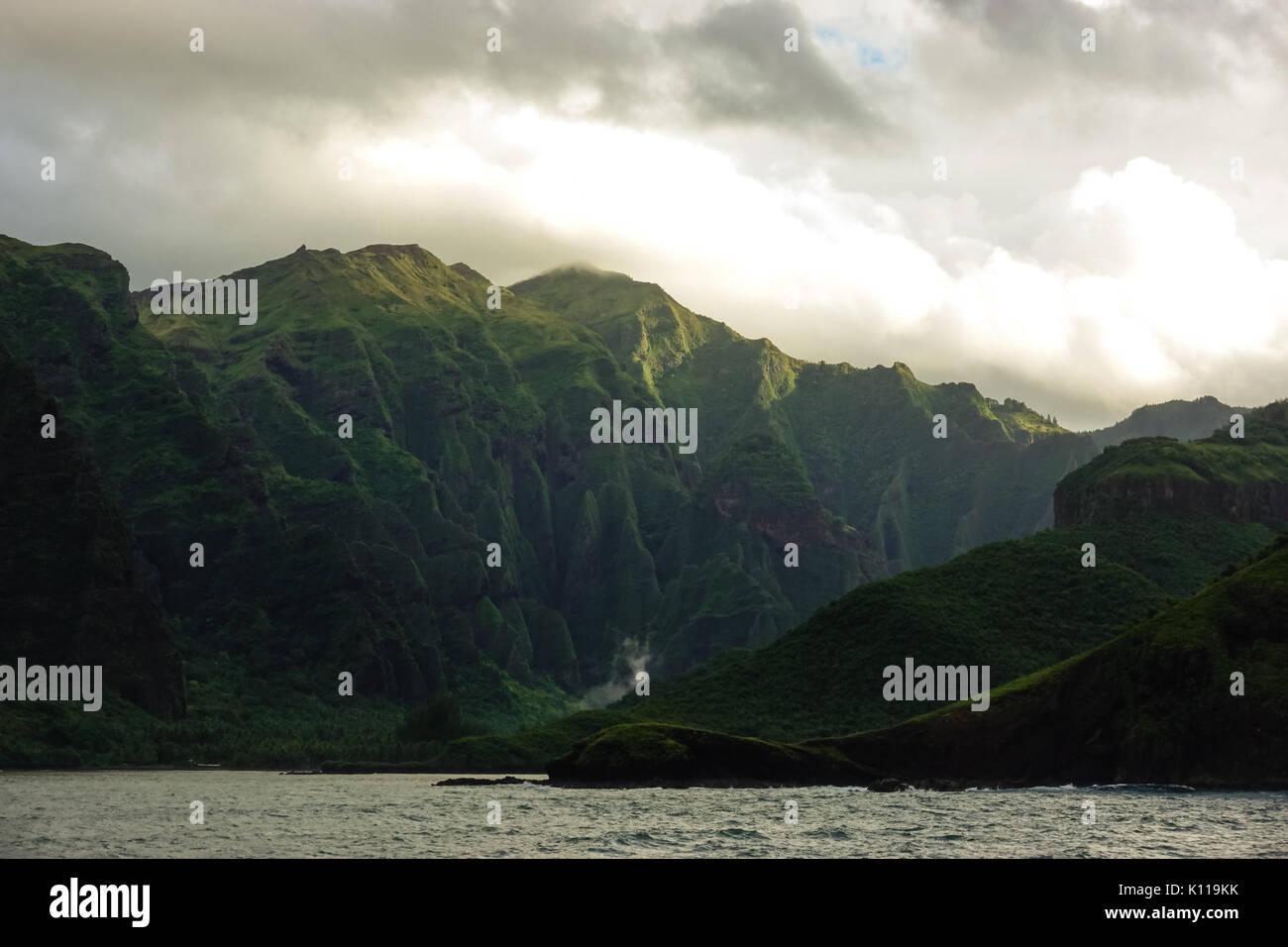 Regardant vers la cascade Vaipo dans la vallée de Hakaui de Nuku Hiva, Marquises, Polynésie Française Banque D'Images