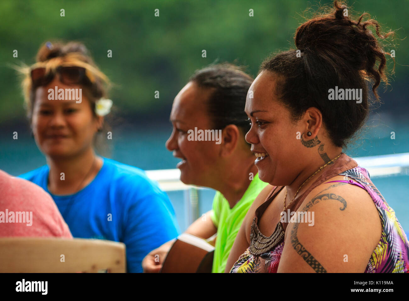 Les chanteurs traditionnels de Hapatoni village sur l'île de Tahuata aux Marquises en Polynésie française, exhibant leurs tatouages Banque D'Images