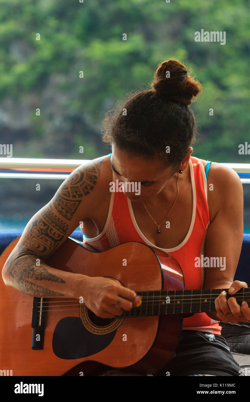 Les chanteurs traditionnels de Hapatoni village sur l'île de Tahuata aux Marquises en Polynésie française, exhibant leurs tatouages Banque D'Images