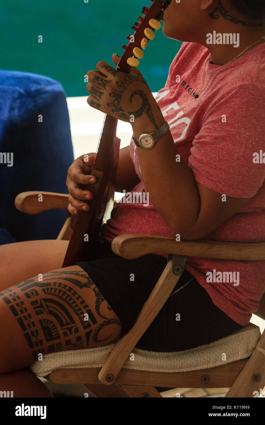 Les chanteurs traditionnels de Hapatoni village sur l'île de Tahuata aux Marquises en Polynésie française, exhibant leurs tatouages Banque D'Images