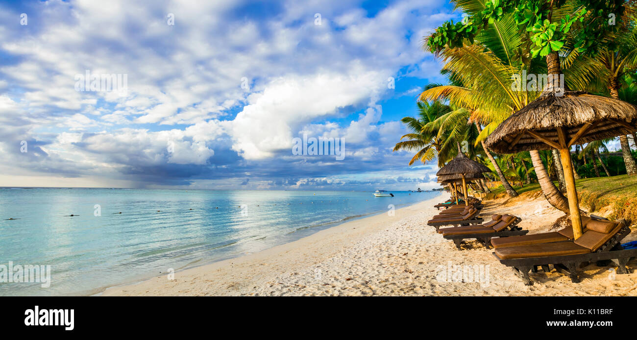Belle plage sur le coucher du soleil,l'île Maurice. Banque D'Images