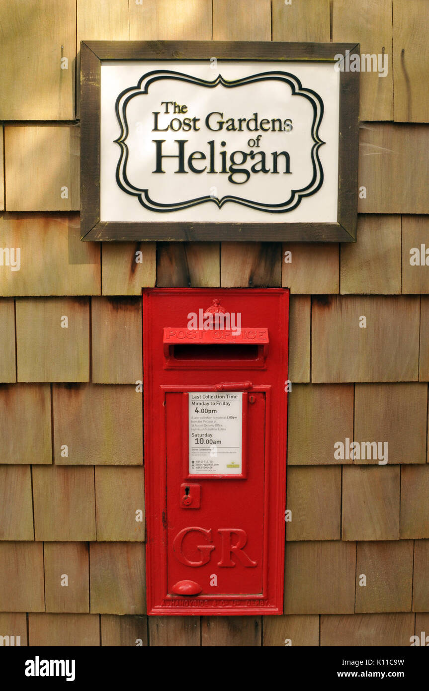 Un vieux fort à affichage rouge les jardins perdus de heligan à Cornwall victorian edwardian ou les services postaux pour les visiteurs et les touristes à portée de commodité Banque D'Images