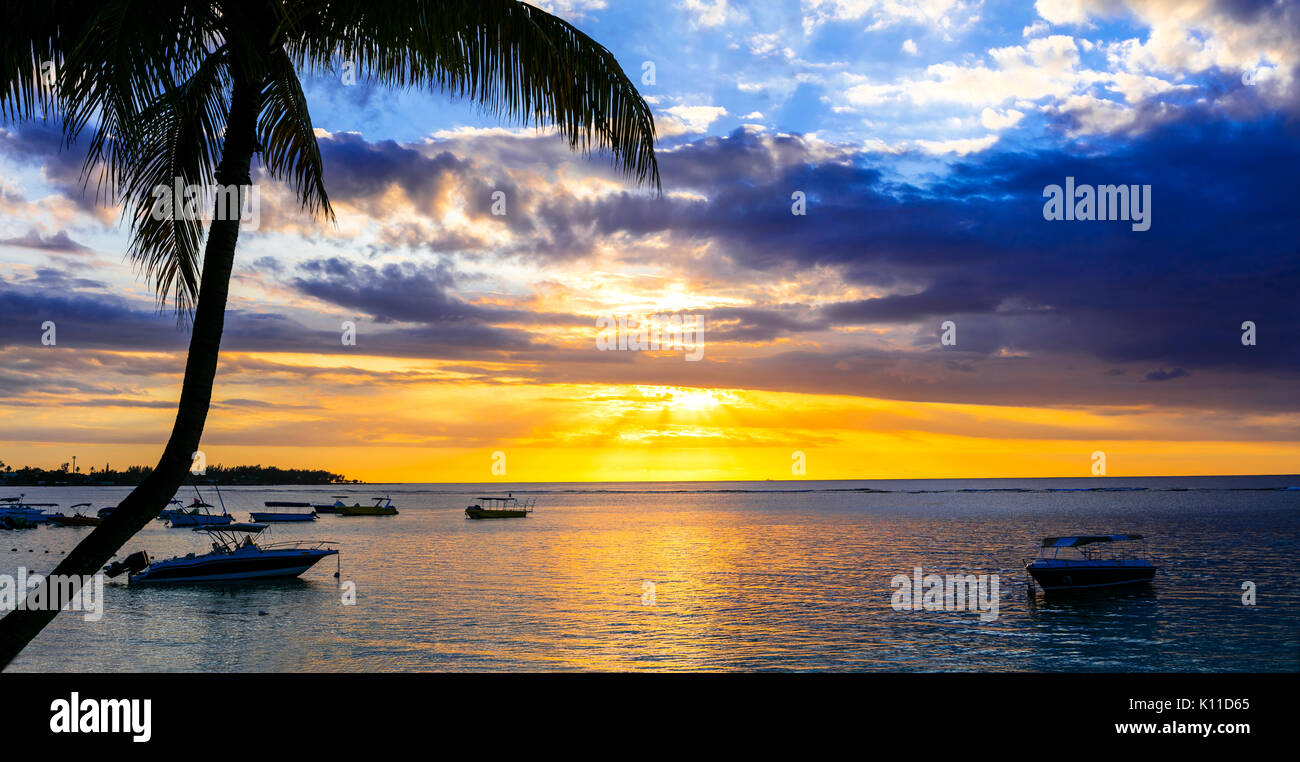Paradis tropical sur le coucher du soleil,l'île Maurice. Banque D'Images