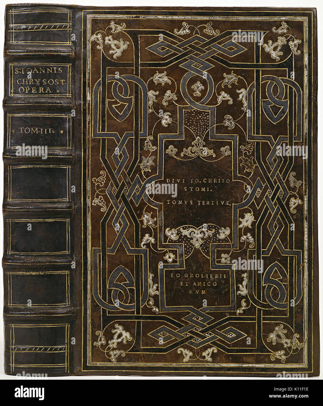 Cet objet est une bande de peau de veau brun foncé peinte avec de la peinture laquée, avec des dessins complexes et fabriqués avec des techniques traditionnelles. Son utilisation et son origine peuvent être retracées à des formes d'art décoratif historiques. Banque D'Images