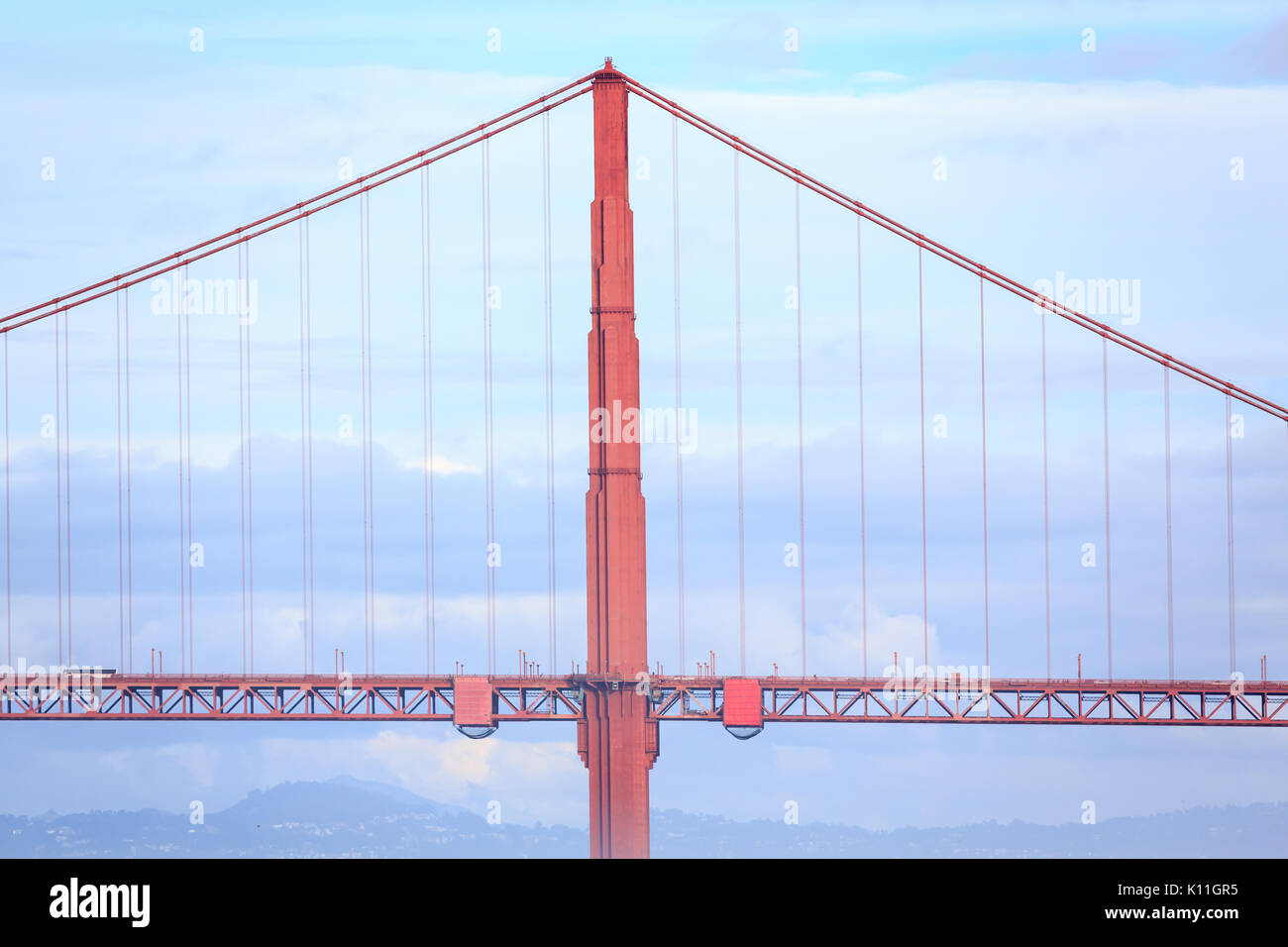 Vue latérale emblématique de la tour suspendue du Golden Gate Bridge peinte la célèbre couleur orange vermillon, réputée International Orange, avec un ciel bleu Banque D'Images