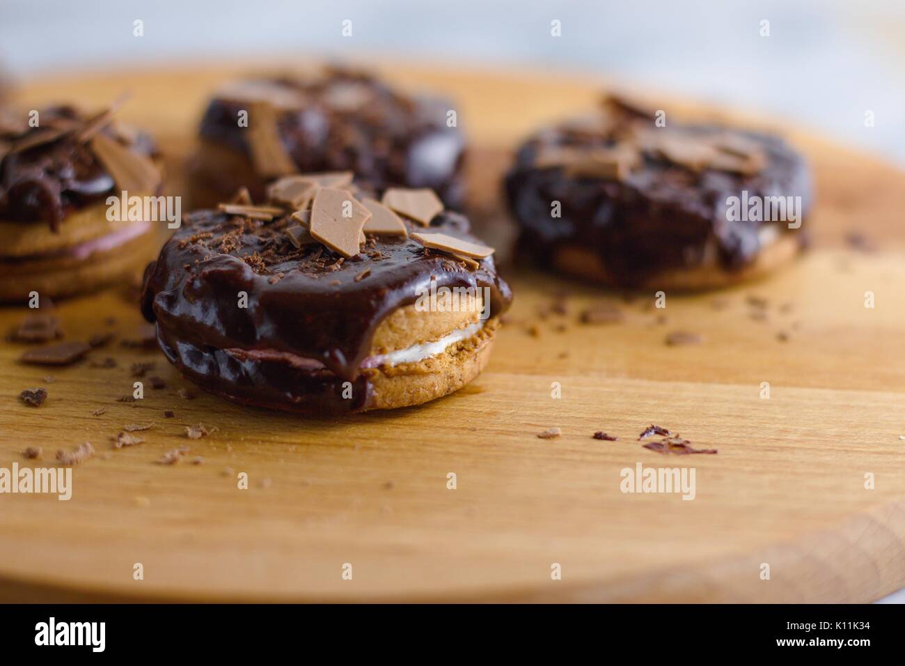 La cannelle et le sandwich guimauve chocolat surmontée de cookies Banque D'Images