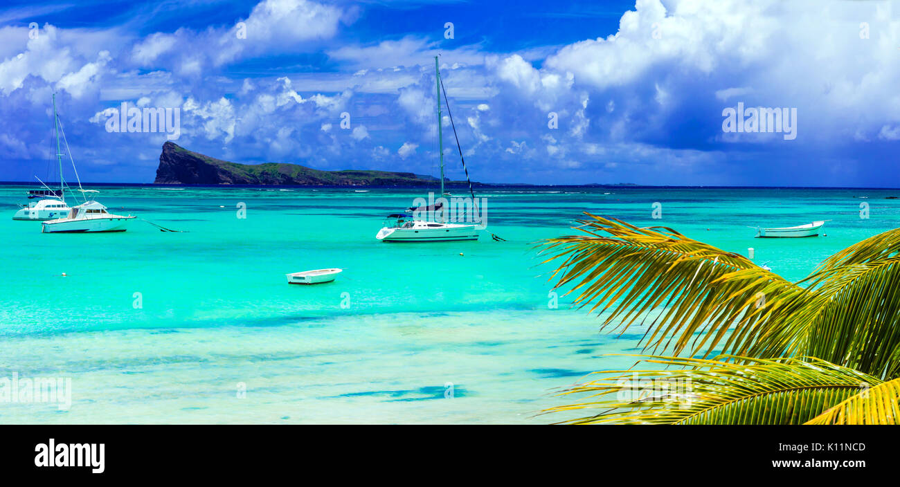 Belle plage de détente à Cap Malheureux avec des bateaux à voile à l'île Maurice Banque D'Images