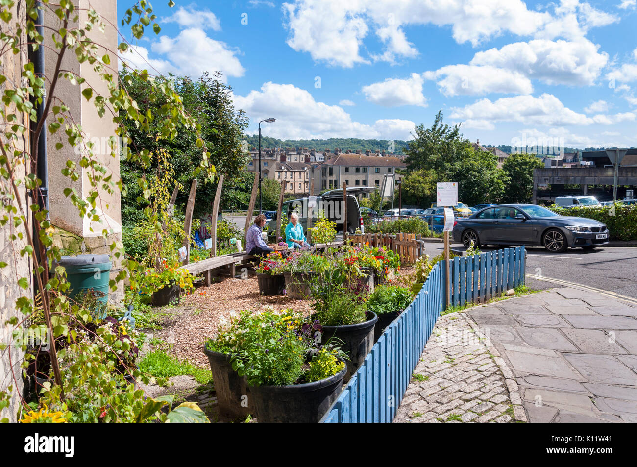 Les bénévoles s'asseoir dans l'Walcot Street Community Jardin Pop Up à Bath, Somerset, Royaume-Uni Banque D'Images