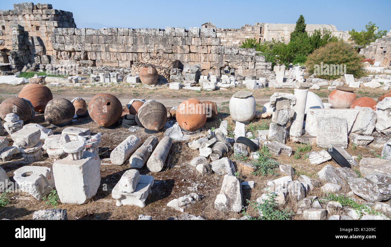 Amphores antiques et des fragments de colonnes de marbre dans la ville antique de Hierapolis en Turquie Banque D'Images