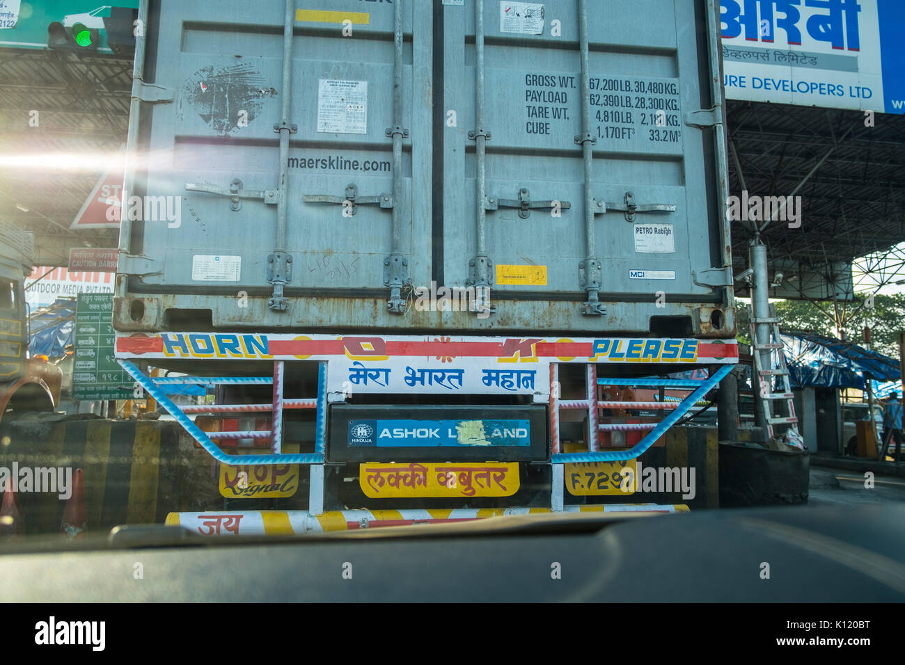Une camion transportant un conteneur d'expédition attend au poste de péage sur l'autoroute Mumbai Pune Banque D'Images