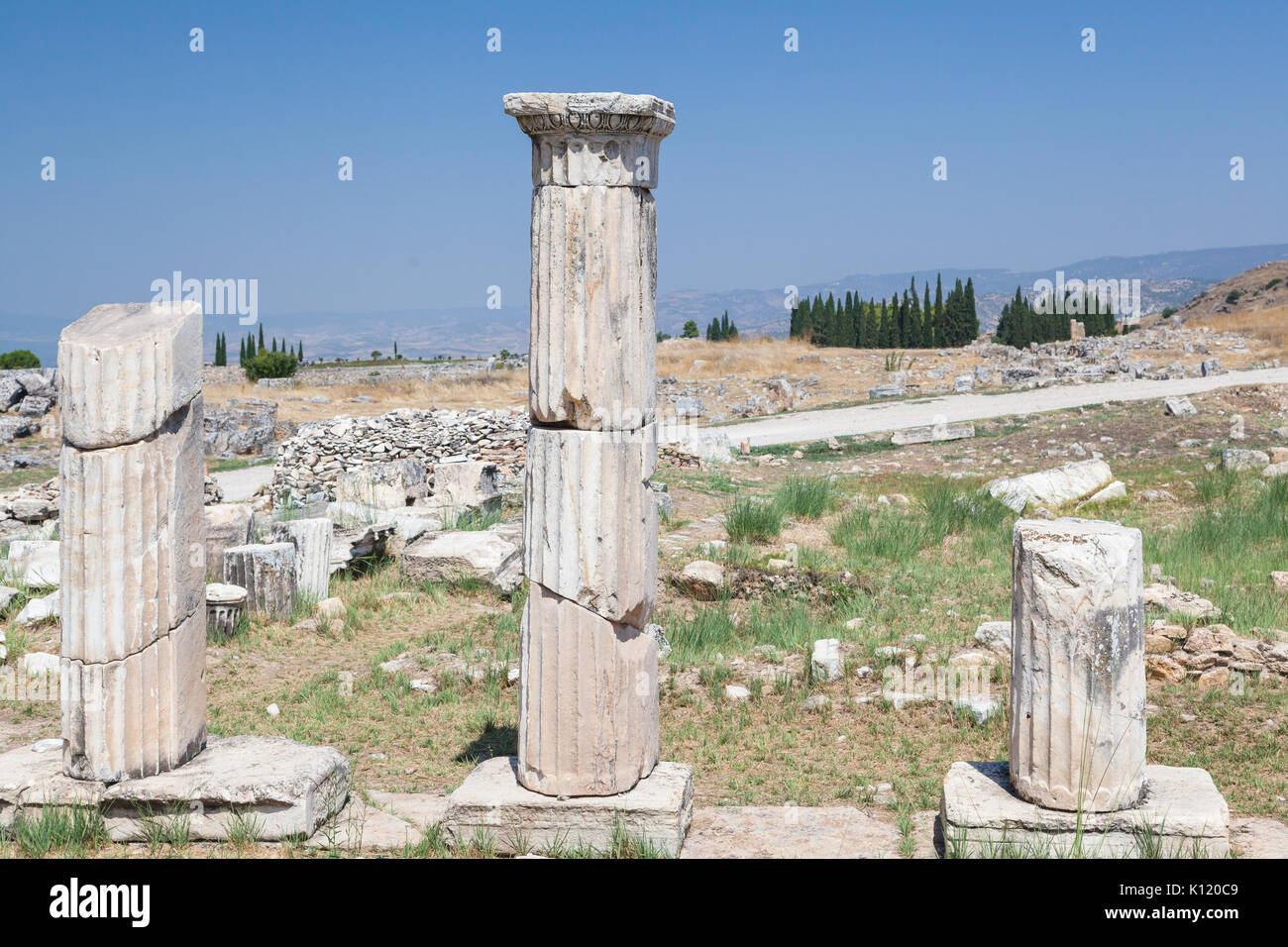 Colonnes et des ruines de la ville antique d'Hiérapolis dans les environs de Pamukkale, Turquie Banque D'Images