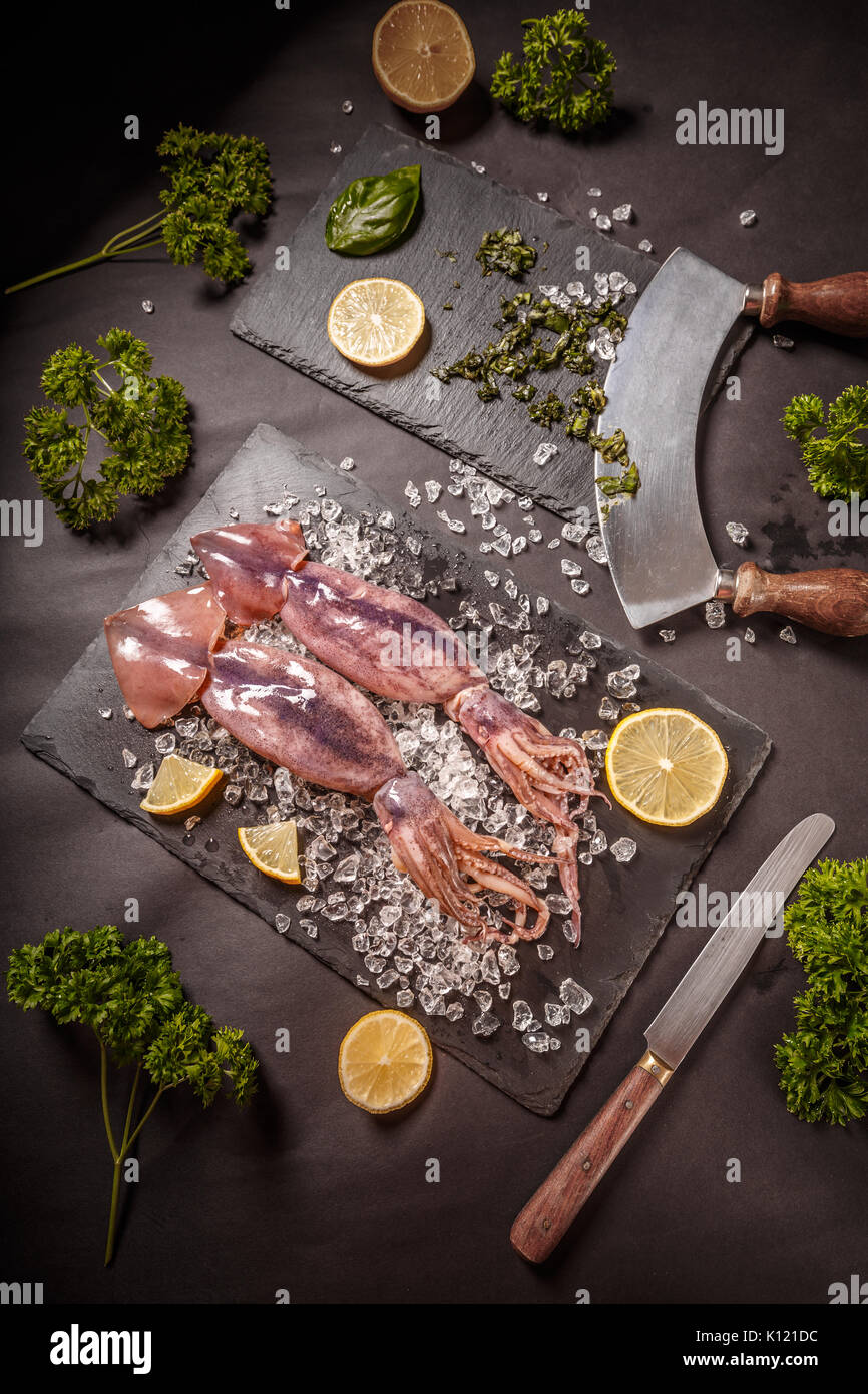 Matières premières fraîches squid avec de la glace concassée et citron Banque D'Images