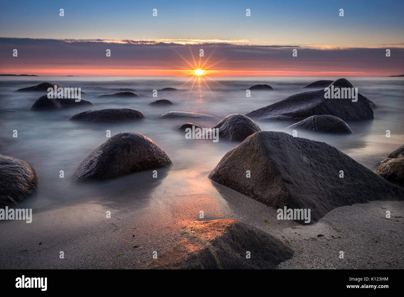 Vue panoramique de la plage de pierres et de coucher du soleil à nuit d'été à Lofoten, Norvège Banque D'Images
