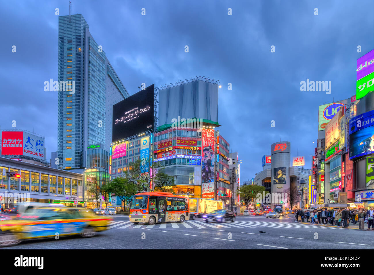 Croisement de Shibuya de nuit dans le quartier Shibuya de Tokyo, Japon, Asie. Banque D'Images