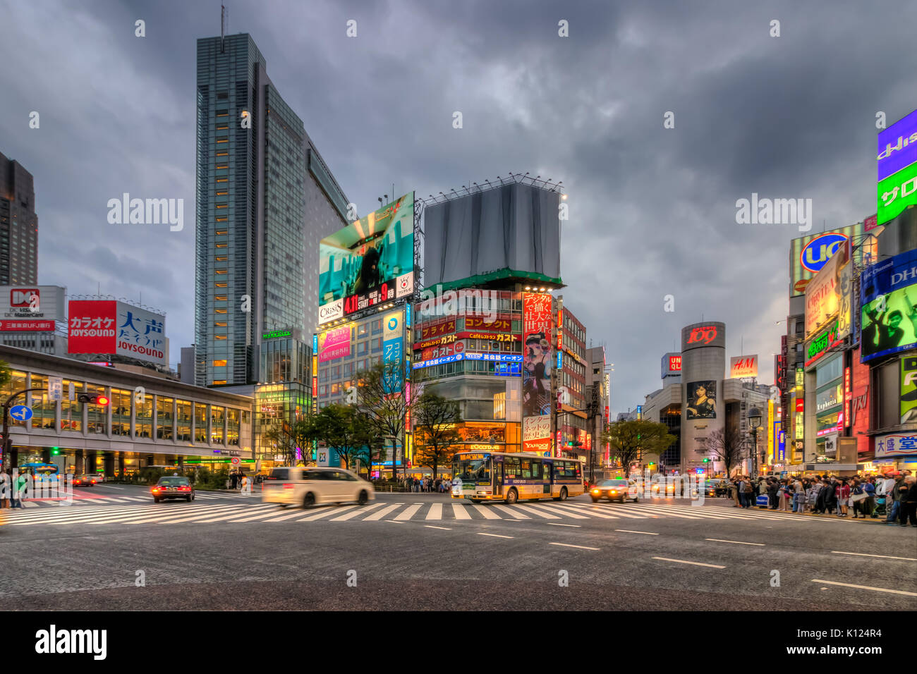 Croisement de Shibuya de nuit dans le quartier Shibuya de Tokyo, Japon, Asie. Banque D'Images