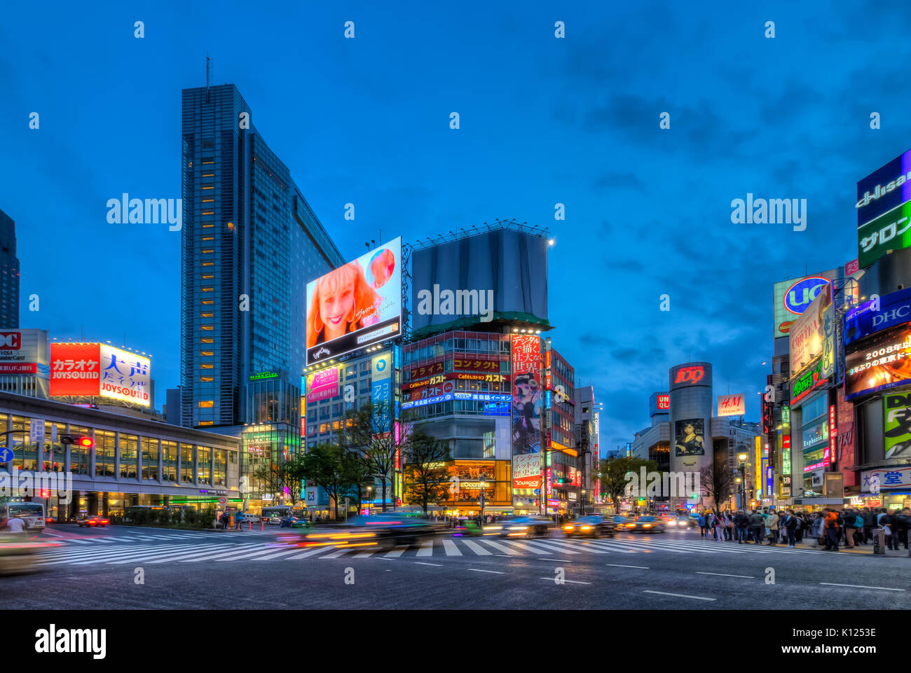 Croisement de Shibuya de nuit dans le quartier Shibuya de Tokyo, Japon, Asie. Banque D'Images