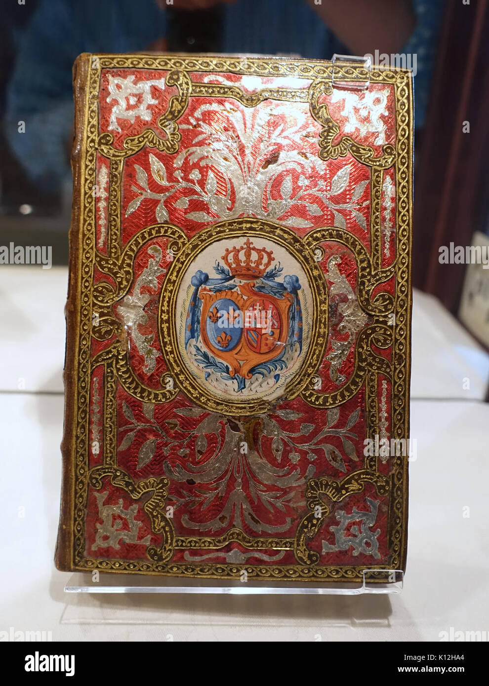 Almanach royal, Ifremer, MDCCLXXVIII Paris, Le Breton, 1777, propriété de Marie Antoinette dont les armes ornent le capot Waddesdon Manor Buckinghamshire, Angleterre DSC07716 Banque D'Images